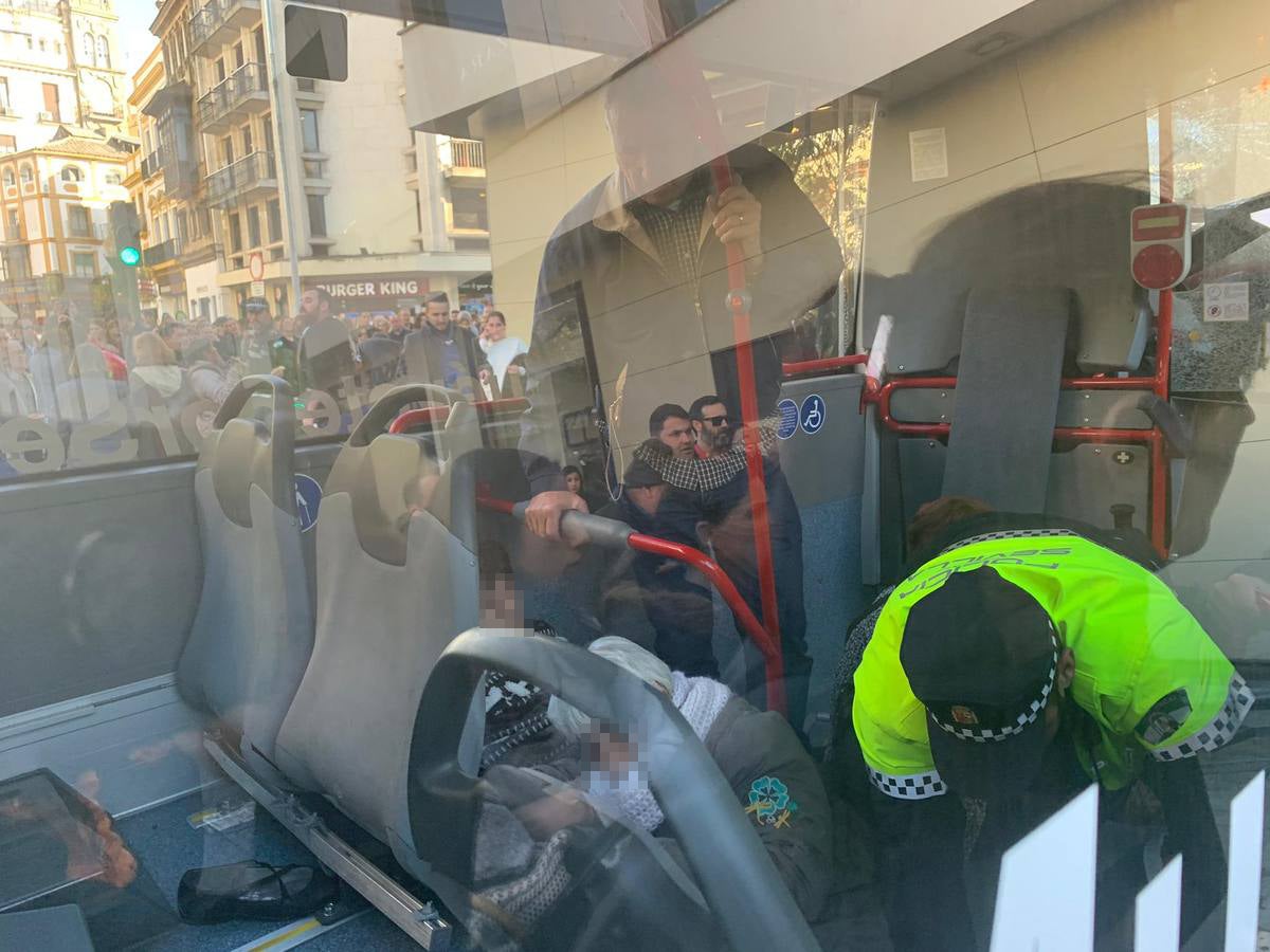 Varios heridos en el accidente de un minibús en el centro de Sevilla