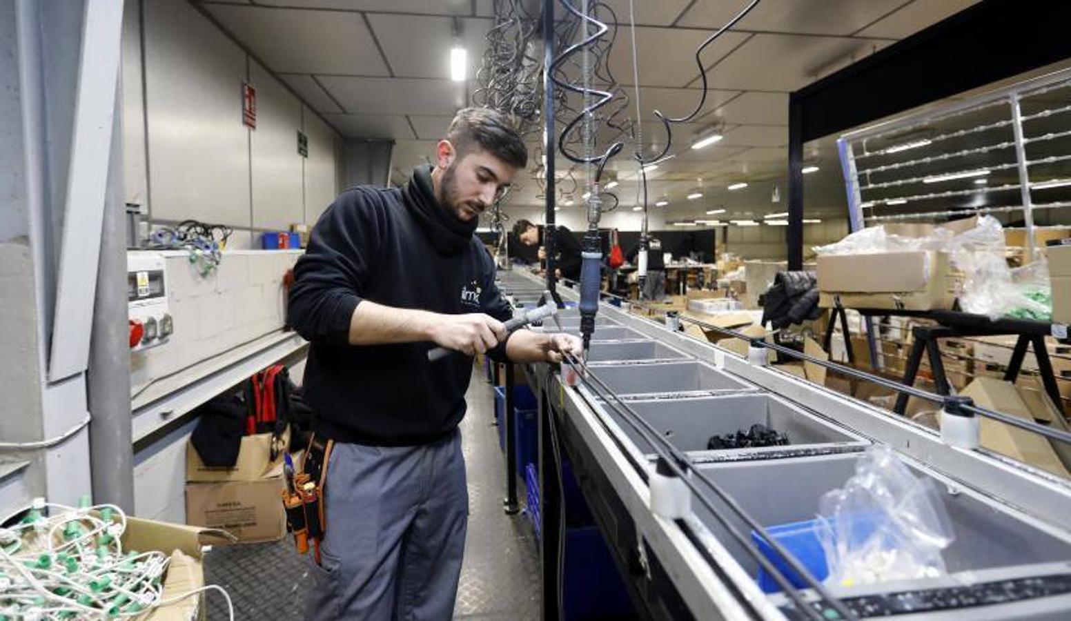 En imágenes, cómo se fabrica la luz navideña en Ximénez Group