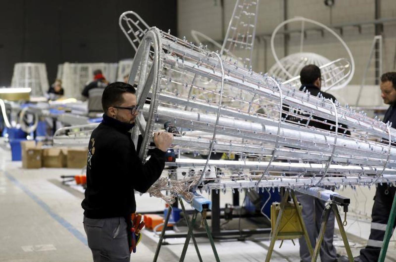 En imágenes, cómo se fabrica la luz navideña en Ximénez Group