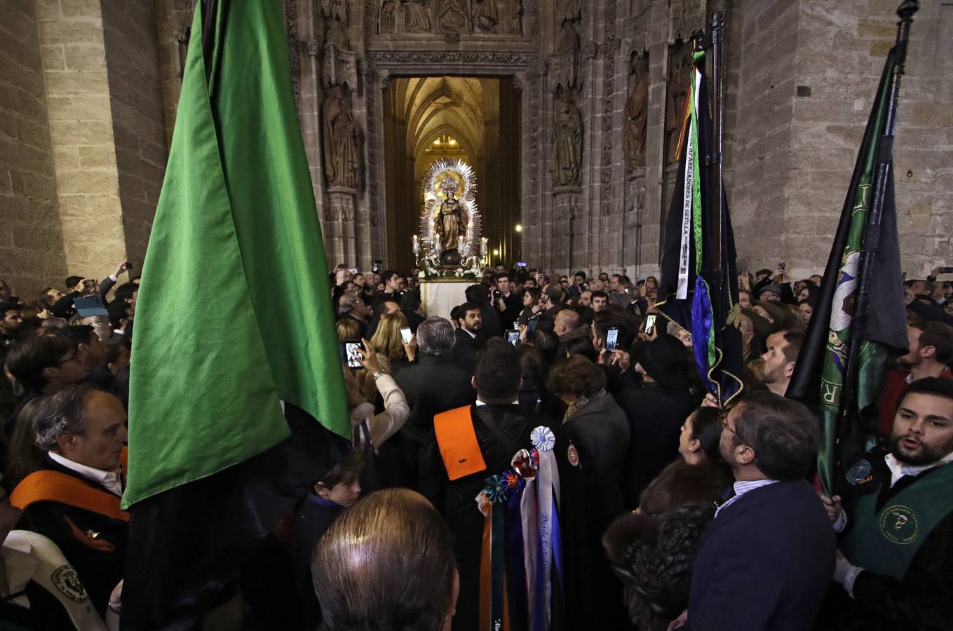 Los tunos cantan a la Inmaculada Concepción