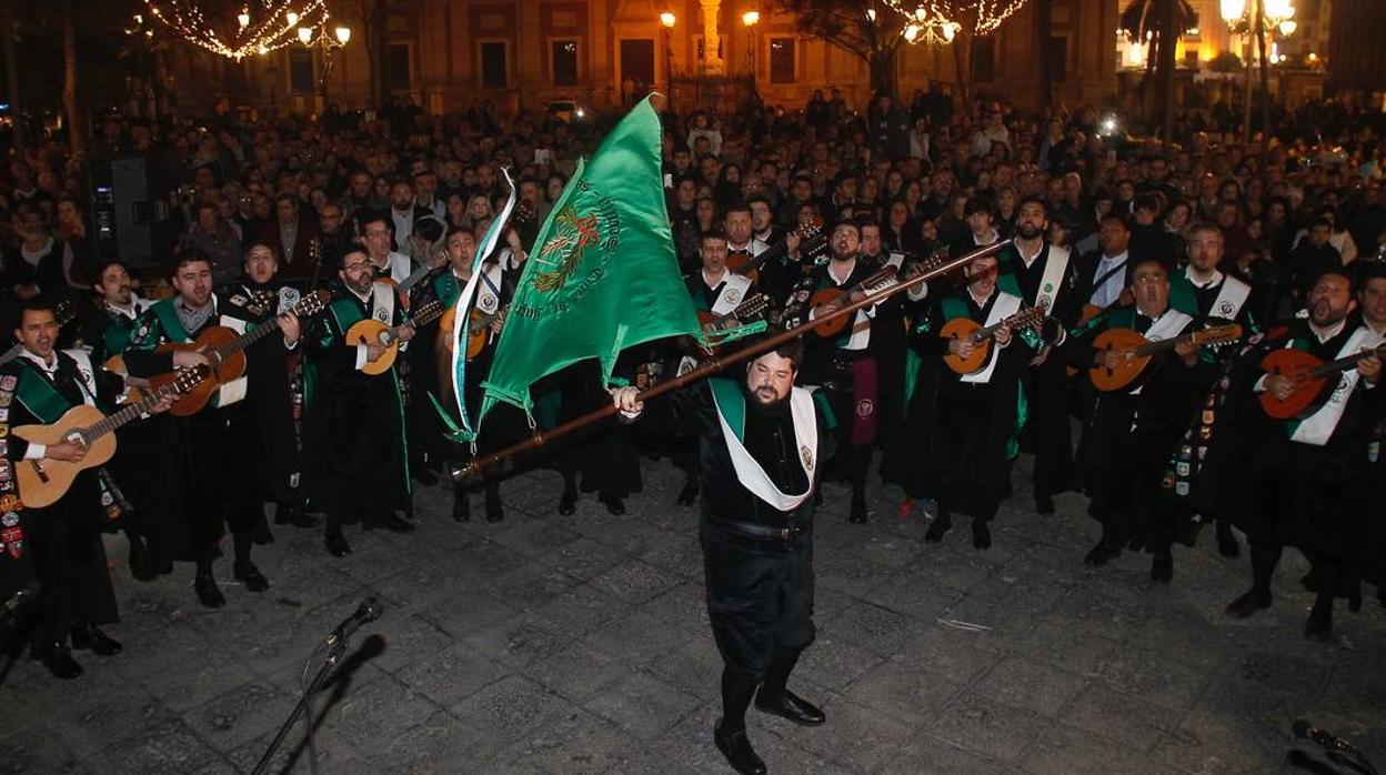 Los tunos cantan a la Inmaculada Concepción