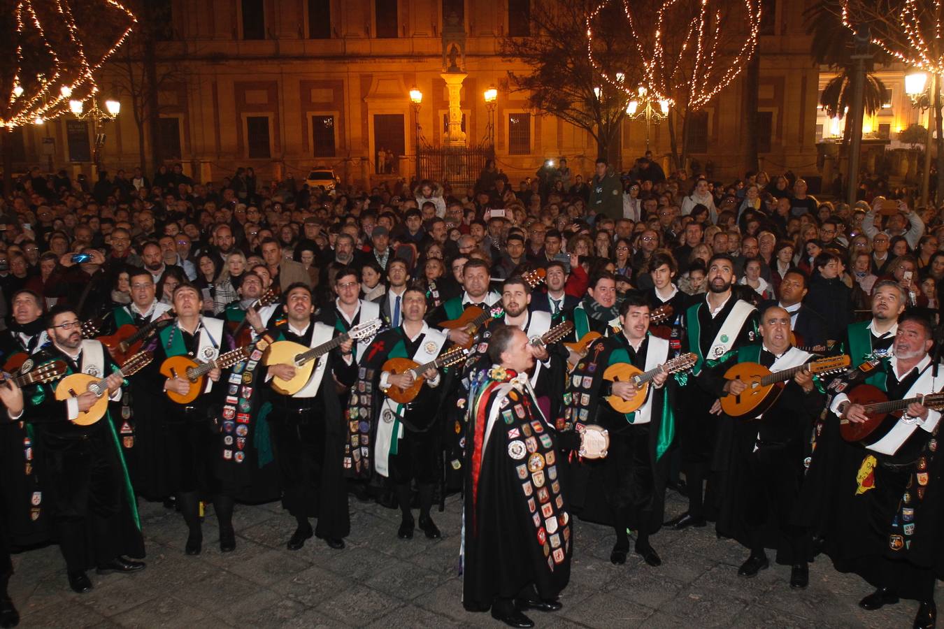 Los tunos cantan a la Inmaculada Concepción