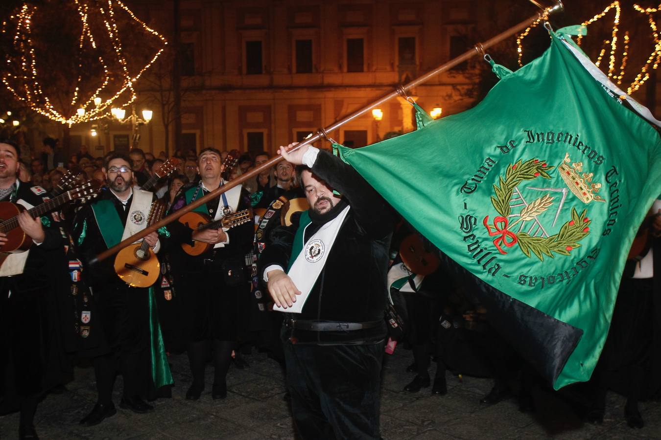 Los tunos cantan a la Inmaculada Concepción