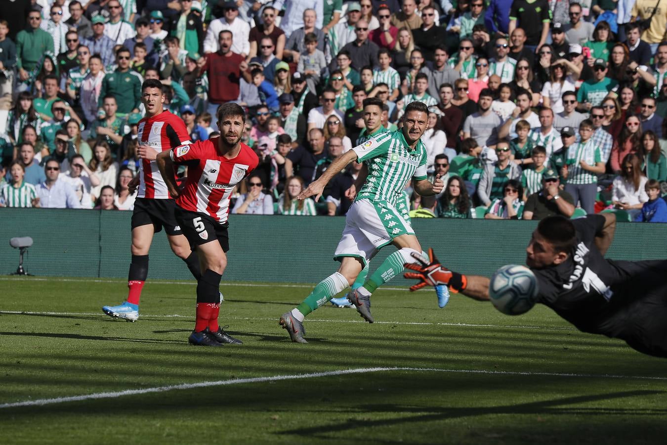 En imágenes, la victoria del Betis frente al Athletic en el Villamarín