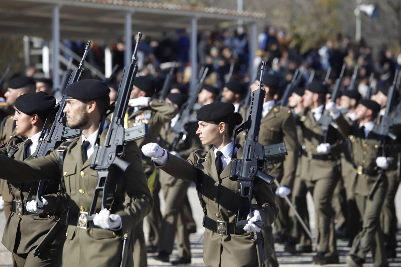 El desfile militar de la Brigada Guzmán El Bueno en Córdoba, en imágenes