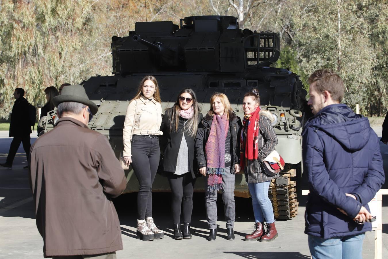 El desfile militar de la Brigada Guzmán El Bueno en Córdoba, en imágenes