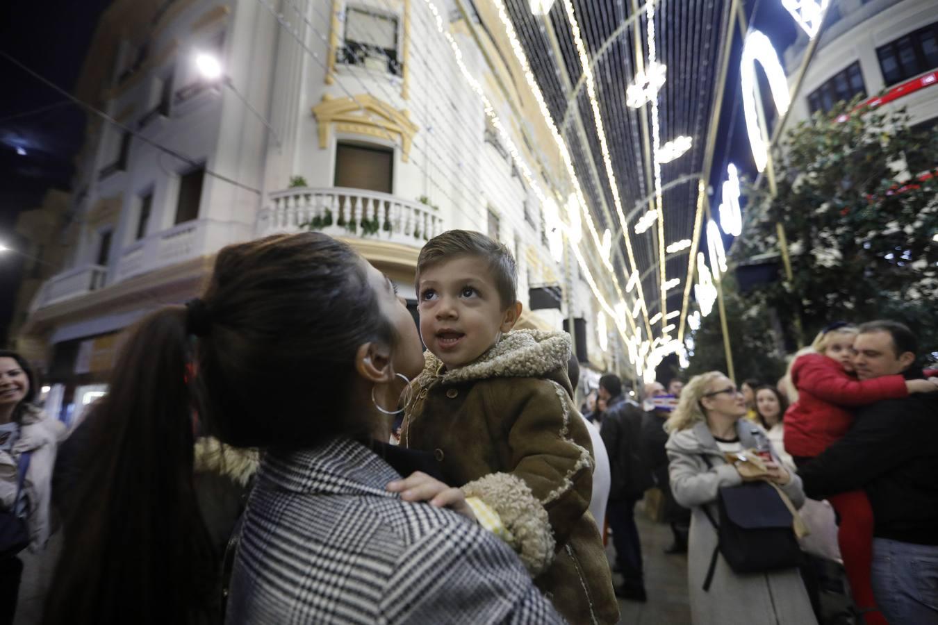 El lunes festivo bajo las luces de la Navidad en Córdoba, en imágenes