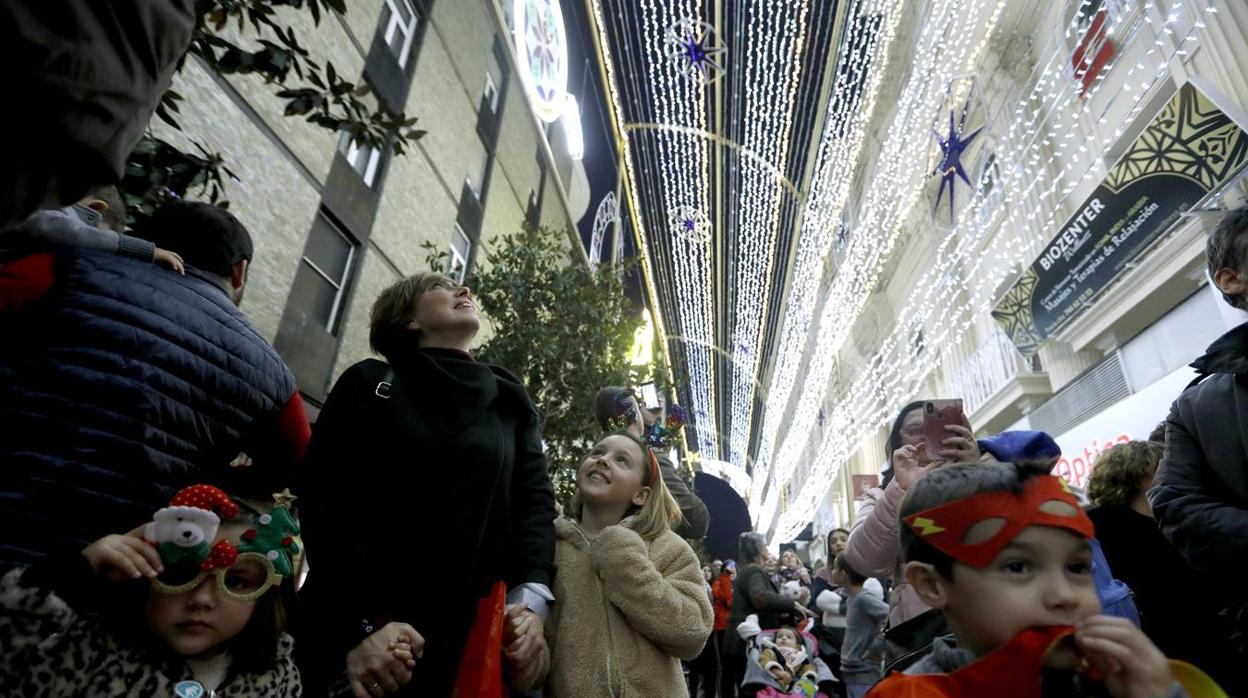 El lunes festivo bajo las luces de la Navidad en Córdoba, en imágenes