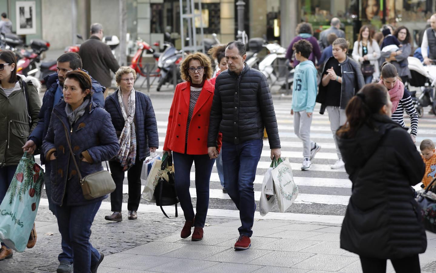 El lunes festivo bajo las luces de la Navidad en Córdoba, en imágenes