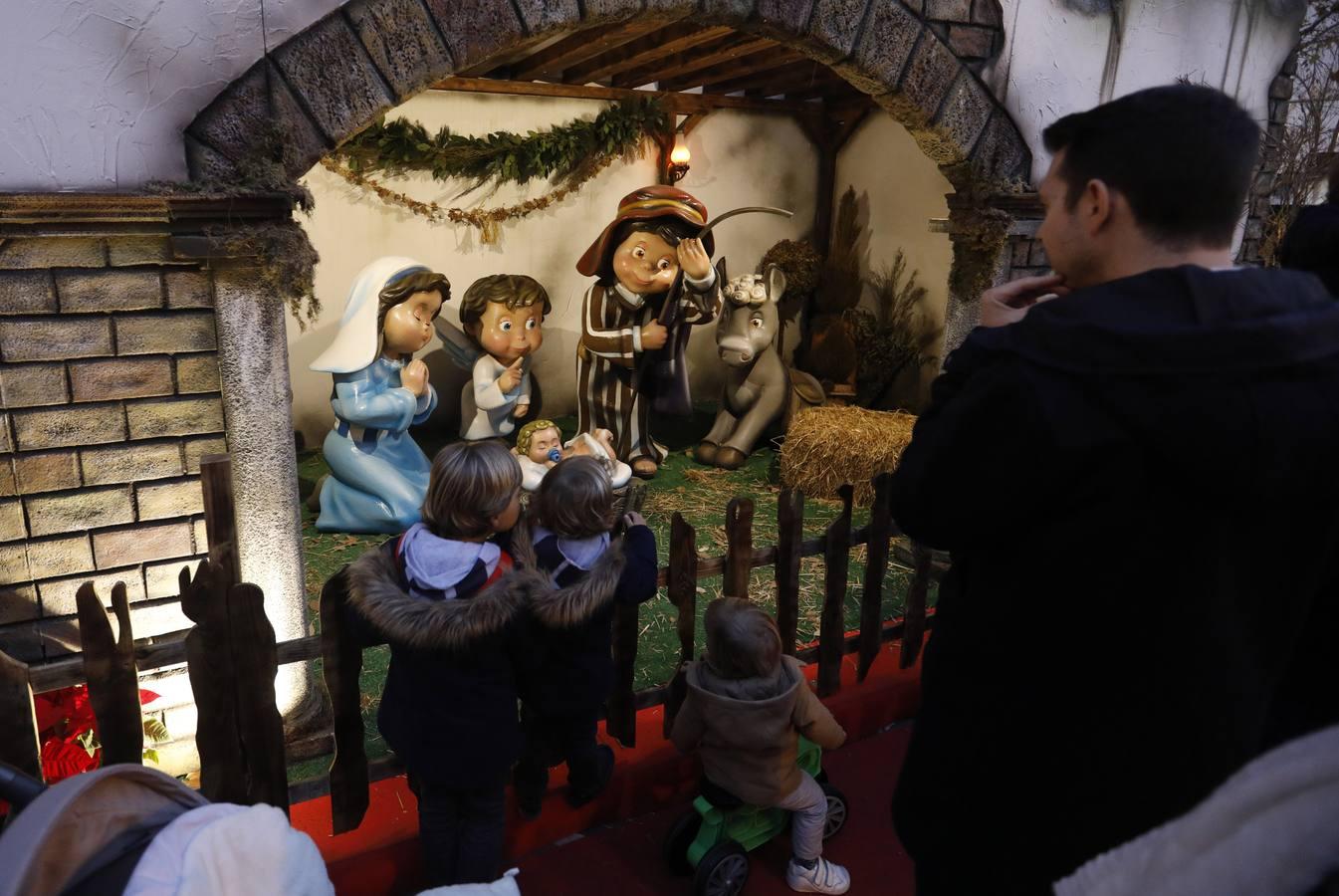 El lunes festivo bajo las luces de la Navidad en Córdoba, en imágenes