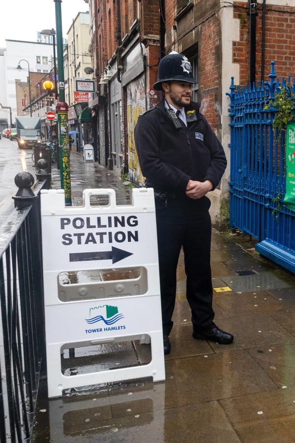 Un policía en el exterior de la Torre de Hamlets en Londres. 