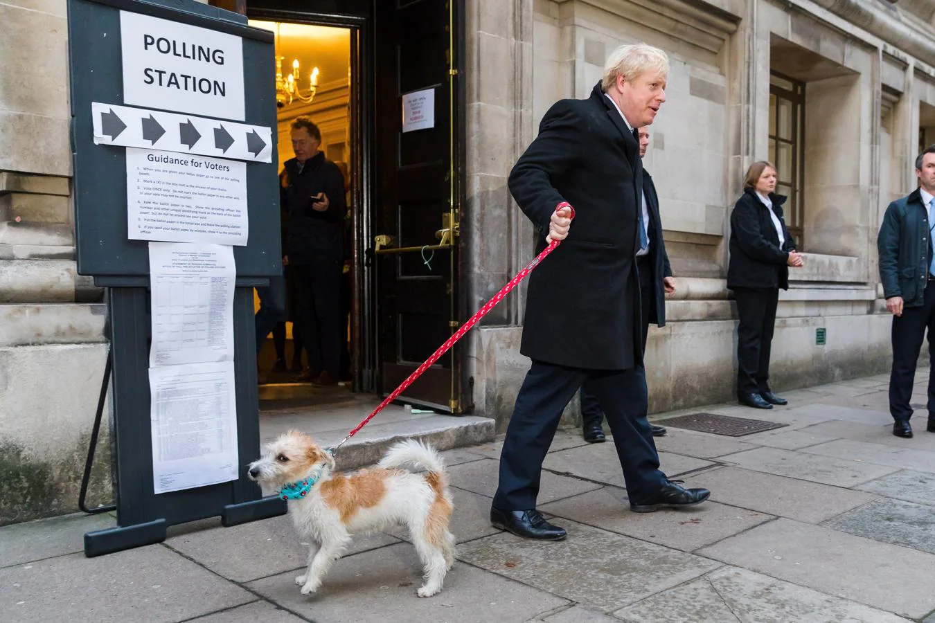 Boris Johnson, junto a su mascota Dylan, tras depositar su voto. 