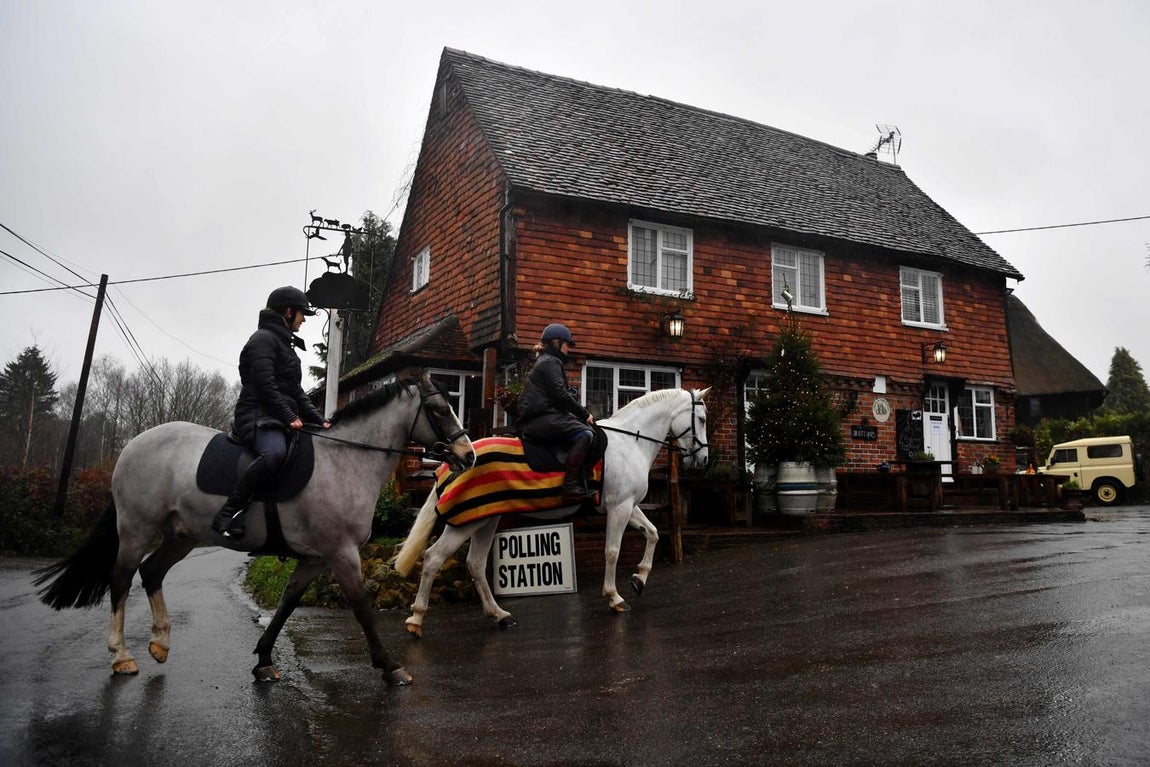 Jinetes acuden a un «pub» convertido en centro electoral en la localidad de Edenbridge del noreste de Inglaterra. 