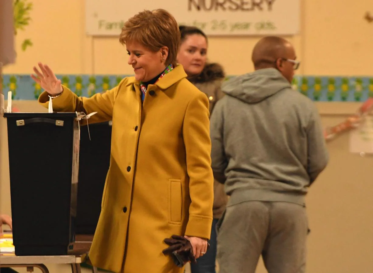 La primera ministra escocesa del SPN deposita su voto en Glasgow (Escocia). 