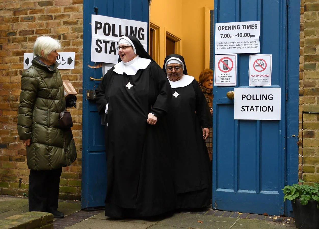 Monjas benedictinas del convento de Tyburn tras depositar sus sufragios en Londres. 