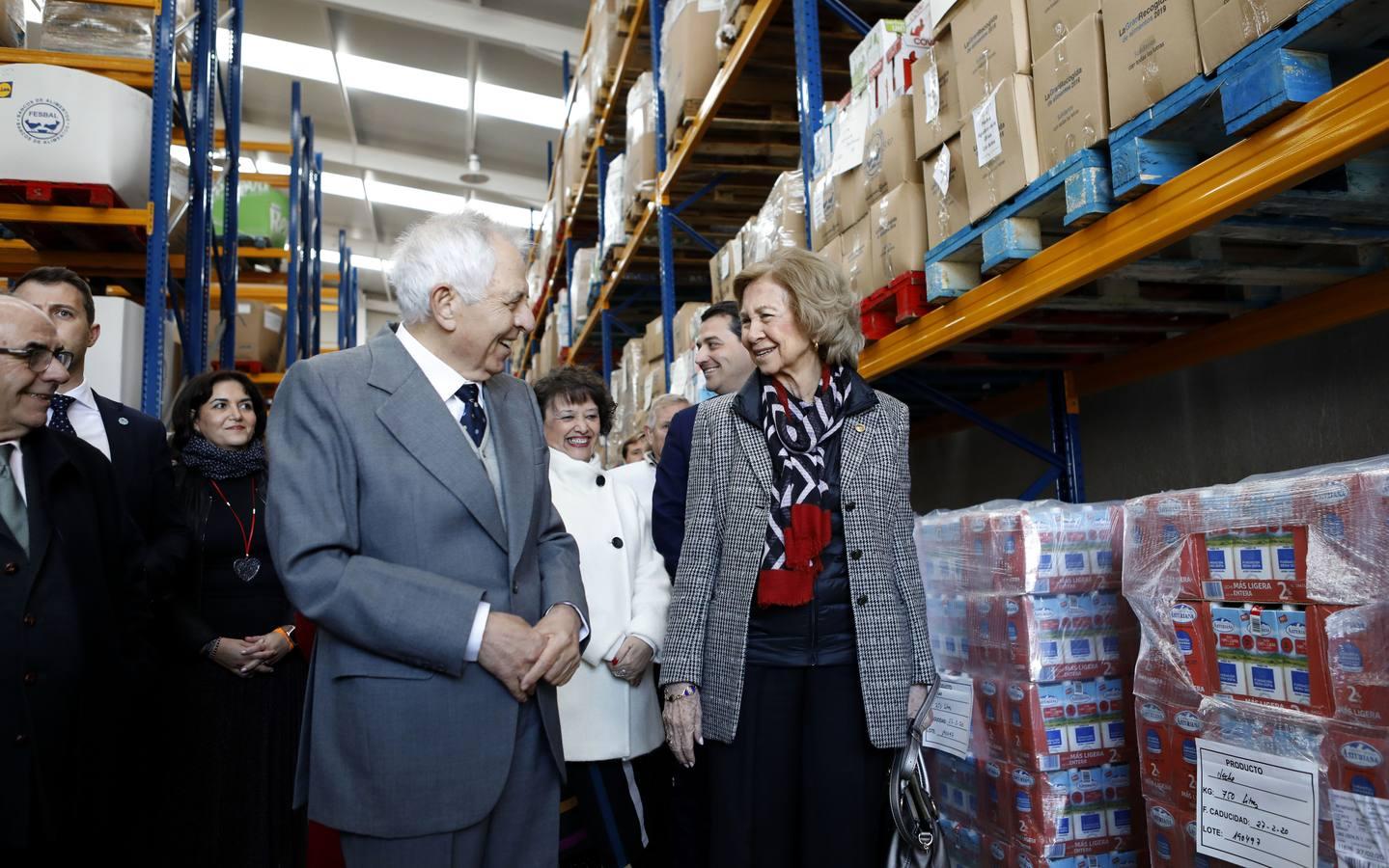 En imágenes, la visita de la Reina Doña Sofia al Banco de Alimentos de Córdoba