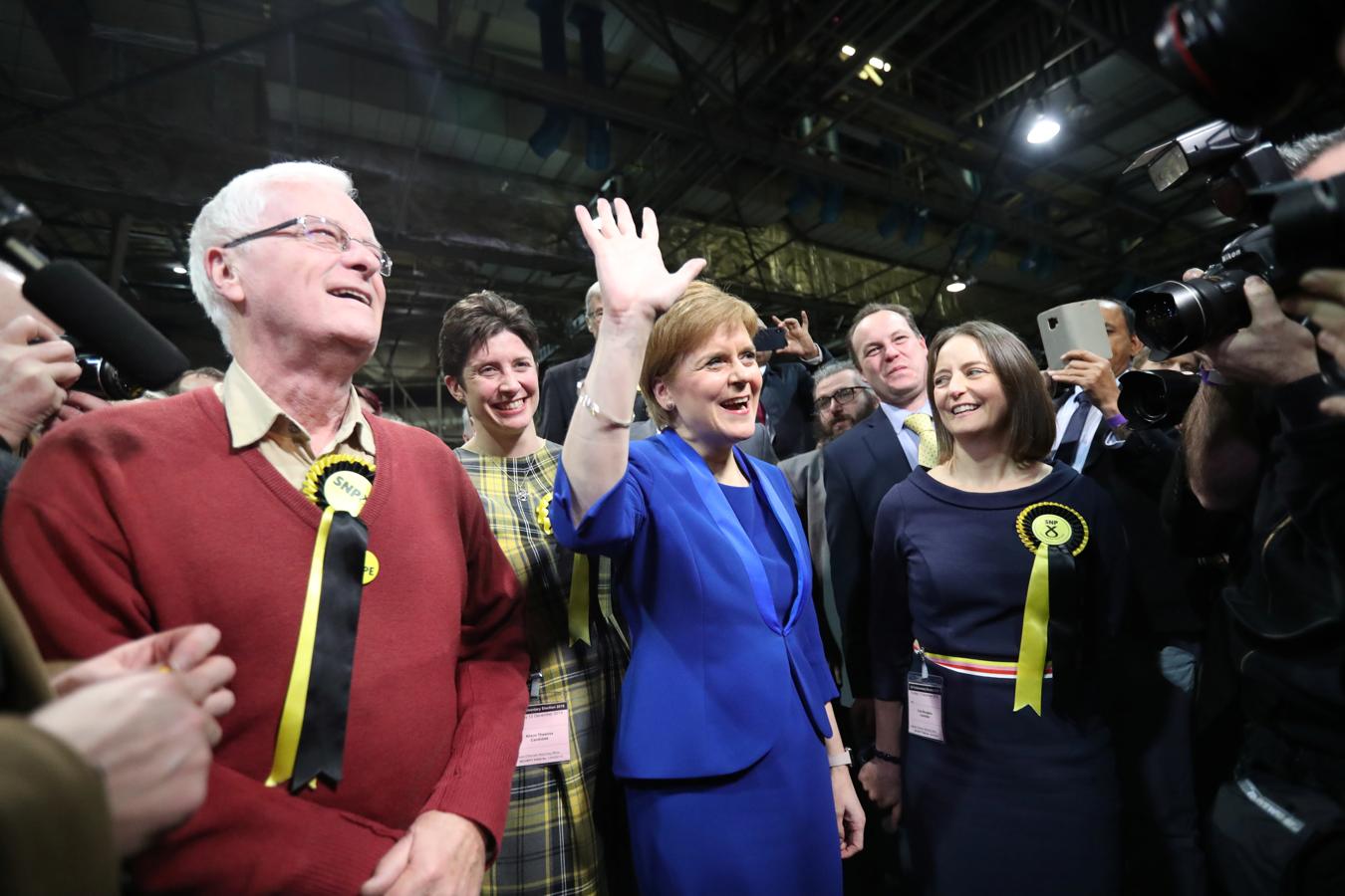 La primera ministra de Escocia, Nicola Sturgeon, al frente de los nacionalistas del SNP, ya ha declarado que sus buenos resultados «son un claro mensaje para celebrar un segundo referémdum de independencia». 