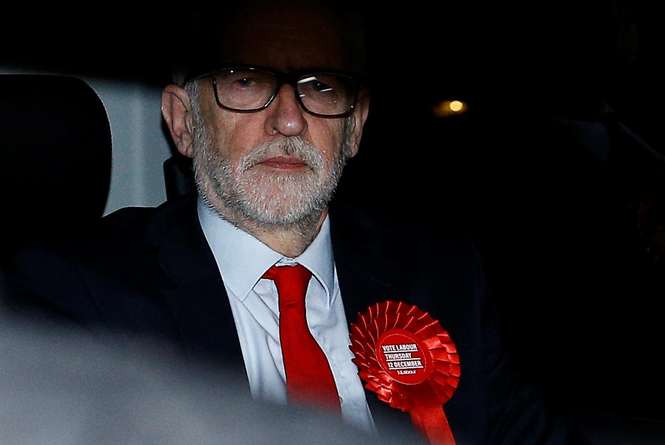 La desolación se refleja en el rostro del candidato de los tories, Jeremy Corbyn, camino del centro de recuento de su partido en Londres. Era un preludio de lo que le esperaba: las encuestas no fallaron. 