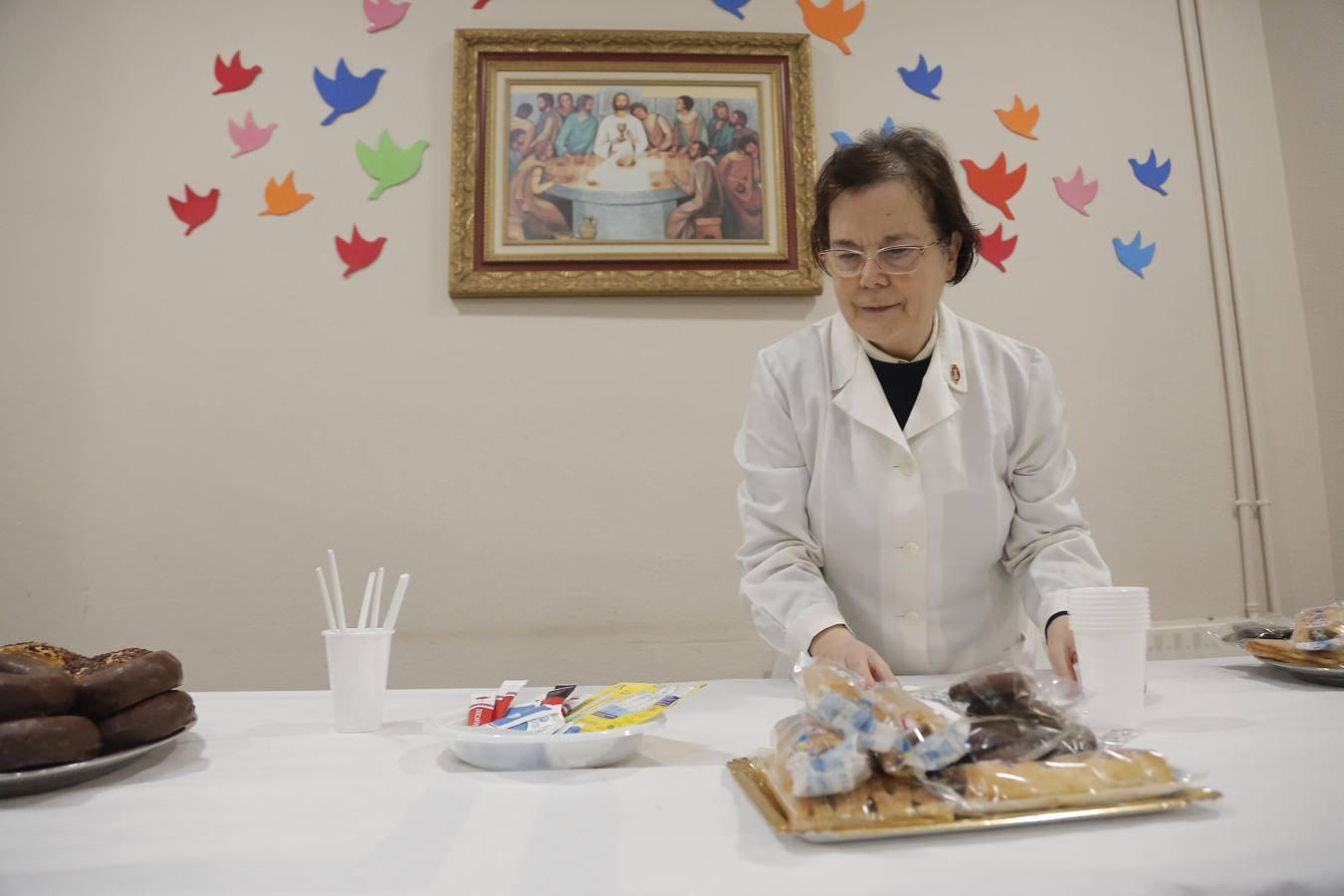 Un día en la casa de acogida Madre del Redentor de Córdoba, en imágenes