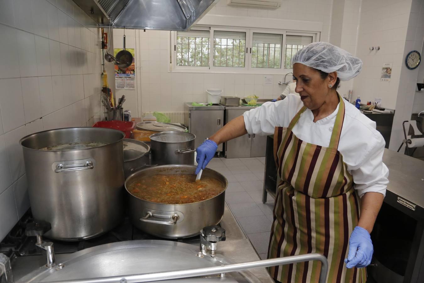 Un día en la casa de acogida Madre del Redentor de Córdoba, en imágenes