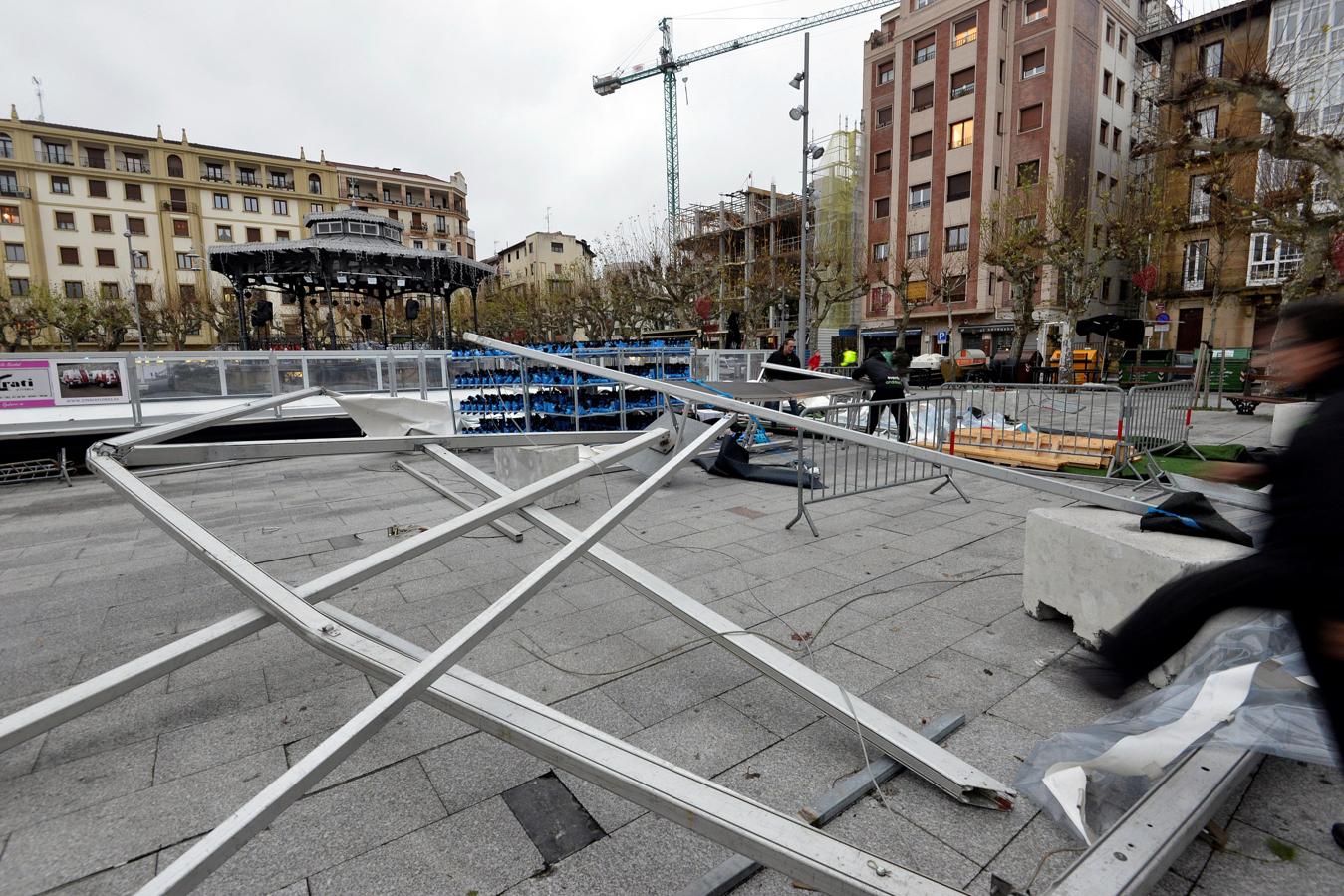 Vista de la carpa instalada junto a una pista de hielo sintética en la plaza del ensanche de Irún, caída a causa del viento.. 