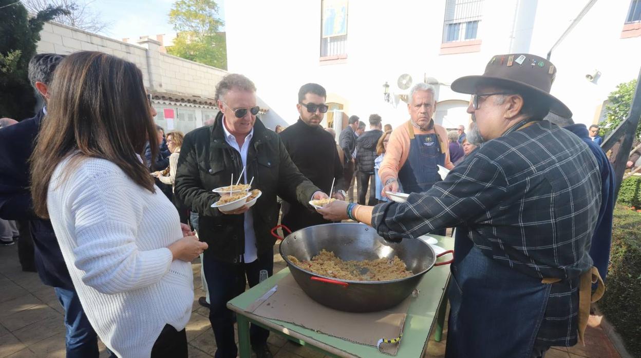 Las tradicionales migas de los hermanos de la Cruz Blanca en Córdoba, en imágenes