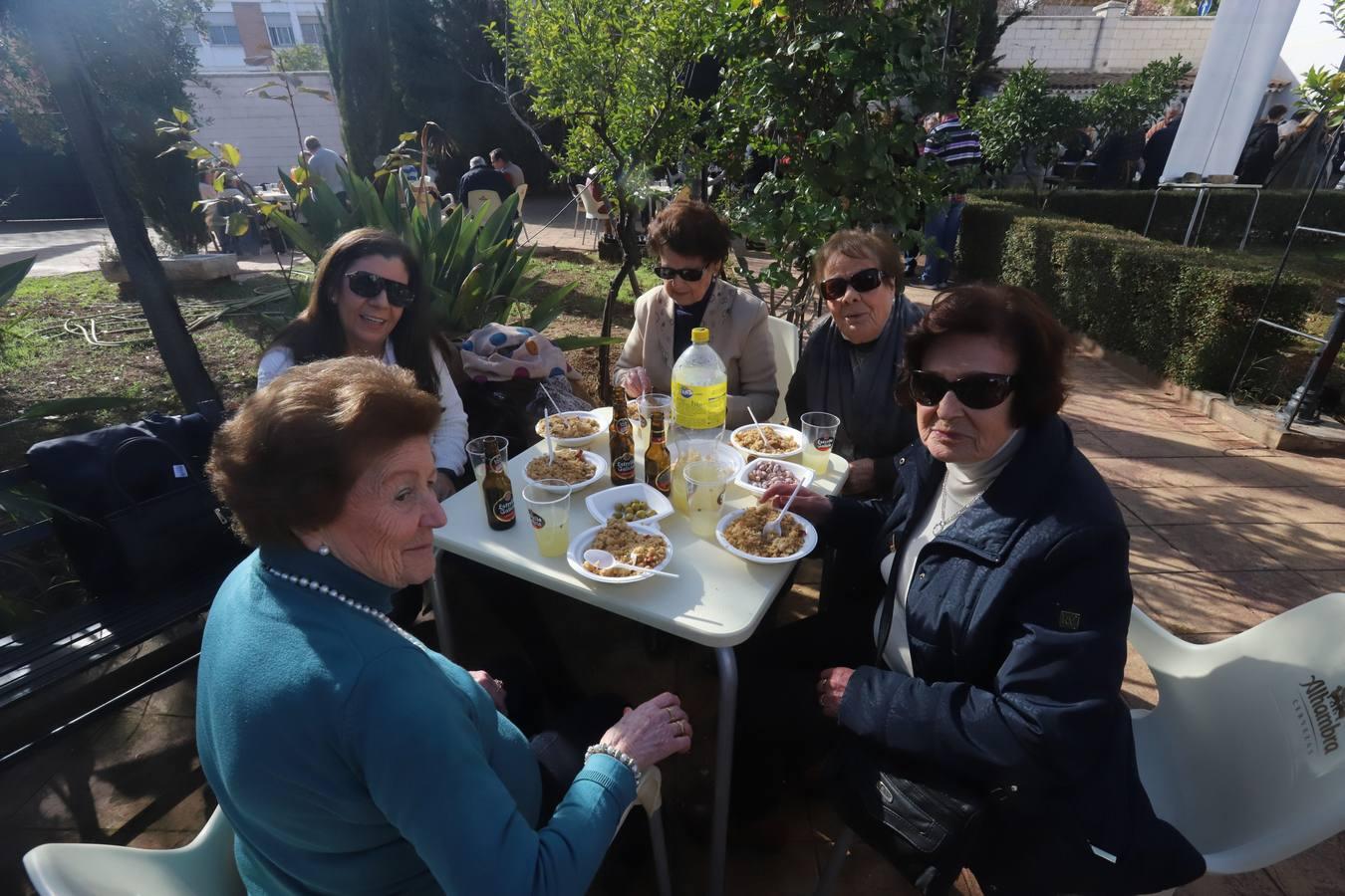 Las tradicionales migas de los hermanos de la Cruz Blanca en Córdoba, en imágenes