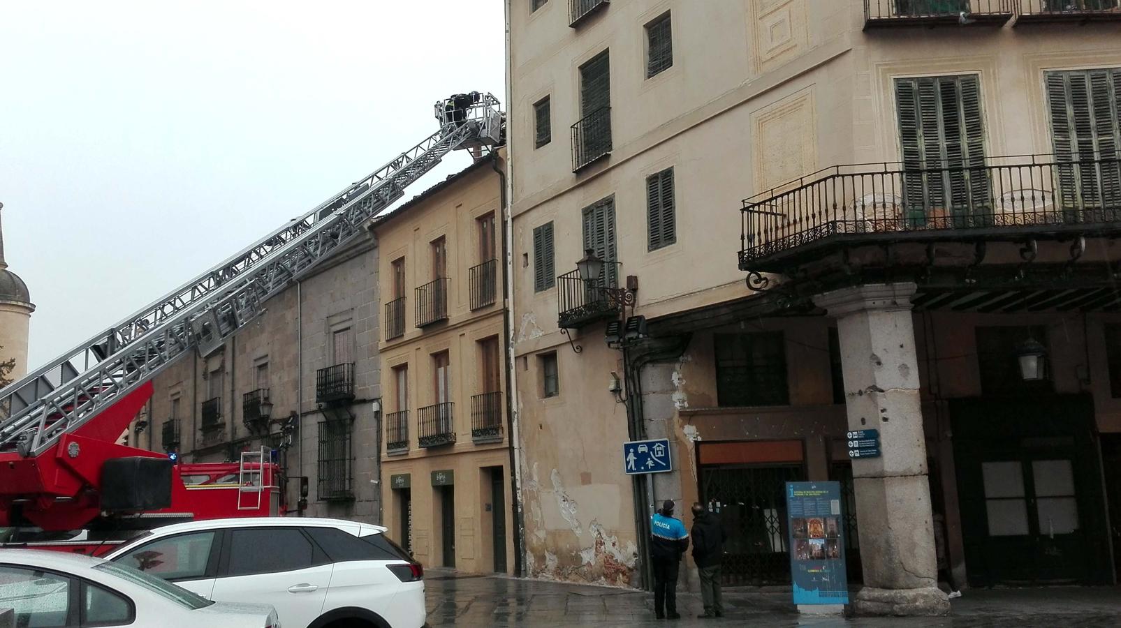 Los Bomberos en la Plaza Mayor de Segovia tras una incidencia por el viento