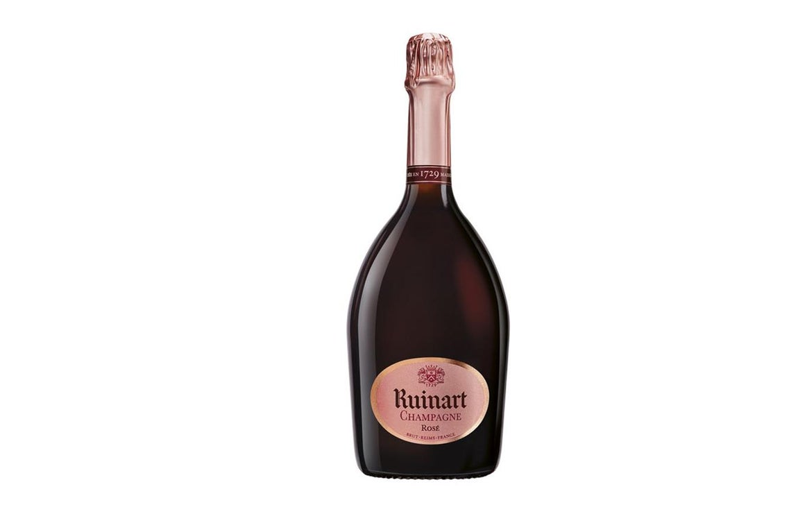 Ruinart Rosé. Uva: Pinot Noir y Chardonay. Fase visual: El color es un rosa granada delicado, con reflejos muy levemente anaranjados. La efervescencia es viva y ligera, con un rosario persistente. Fase olfativa: La nariz es sutil y fresca. Ofrece en primer lugar una original paleta de frutas exóticas (guayaba, lichi) y pequeños frutos rojos (frambuesa, cereza, fresa silvestre). Notas de rosa y granada completan este perfil aromático complejo e intenso, dominado por aromas primarios muy puros. Fase gustativa: En boca, el ataque es franco y pleno, mecido por una suave efervescencia. Los aromas de los frutos rojos recién cogidos se expresan plenamente en boca. El equilibrio conjuga redondez suculenta y bella frescura, que se expresa sobre un toque elegante y vivificante de menta y de pomelo rosa. Precio: 75€