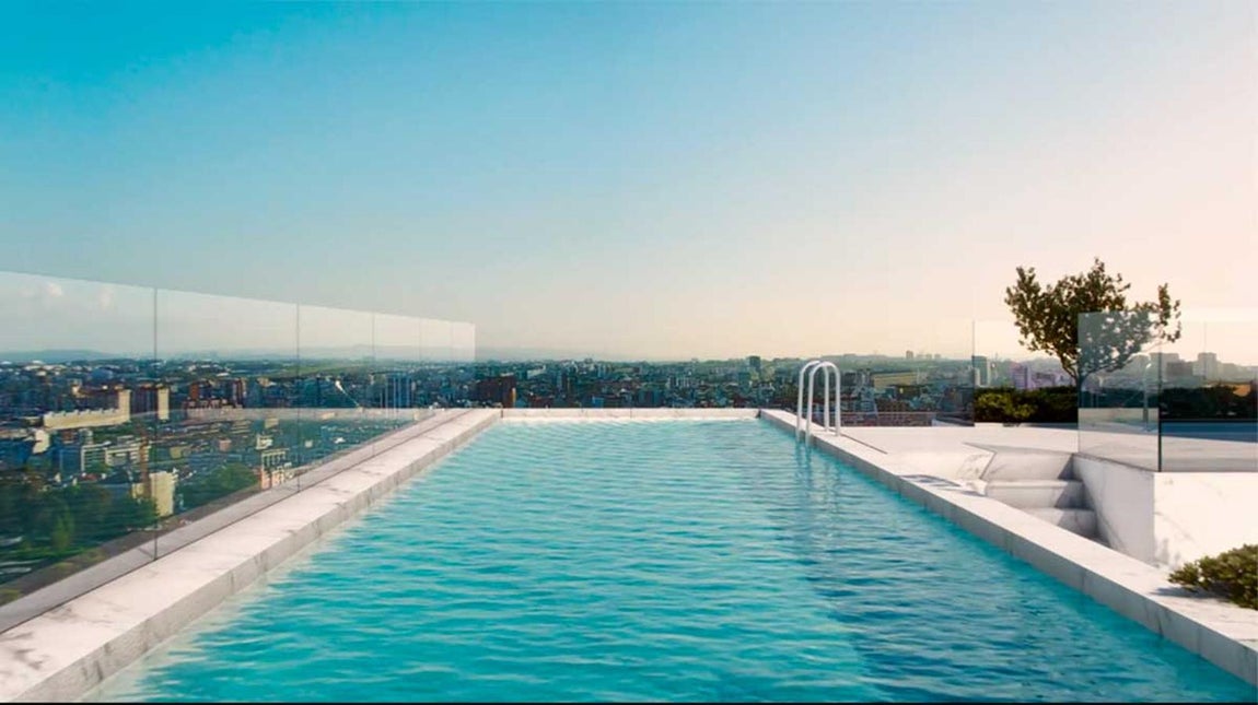 Ático Dúplex Castilho,33. La piscina está en la terraza superior del ático dúplex y ocupa la mayor parte de su superficie. Está bordeada por un vértice de mármol de Carrara y flanqueada por paneles de cristal que, por un lado, le aportan seguridad y, por el otro, permiten que Cristiano Ronaldo contemple la ciudad mientras se relaja