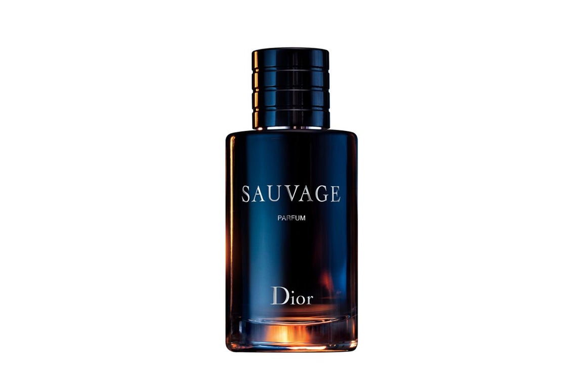 Perfume Suavage. La nueva versión de un clásico aporta notas de frescura y potencia su lado más salvaje, magnético y profundo. Dulce y a la vez sobrio, Sauvage es ideal para un hombre masculino, sensual y seguro de sí mismo. Precio: 136 € (100 ml).