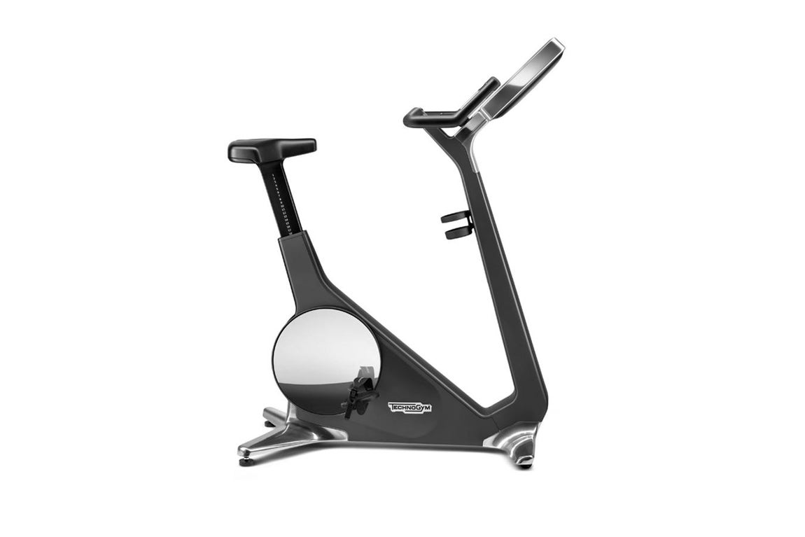 Bike personal. Realizada con materiales refinados y artesanía de alto nivel, esta bicicleta pretende convertirse en un objeto de deseo más dentro del interiorismo de cada casa. Fabricada en acero pulido, cuenta con los programas de entrenamiento más innovadores, entrenador personal, canales de entretenimiento y la tecnología más avanzada para hacer del entrenamiento toda una experiencia. Precio: 8.750 €