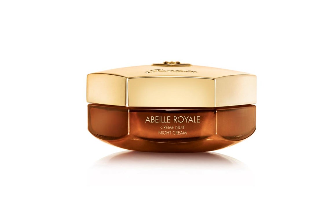 Abeille Royale cuidado de noche. La fórmula de noche de Abeille Royale combina la nueva tecnología “Black Bee Repair” con un derivado de vitamina E que ayuda a combatir la flacidez. Reafirma la piel y alisa las arrugas y las líneas de expresión gracias a una fórmula basada en las propiedades de la miel. Precio: 158,20 € (50 ml).