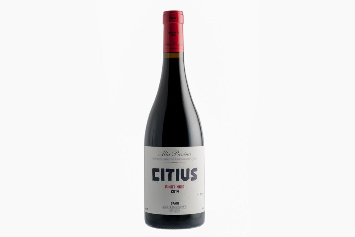 Vino Citius 2014. El pinot noir de Alta Pavina, premiado con el oro en Suiza como el mejor de su variedad, es una excelente opción para cenas especiales y navideñas. Esta delicada uva francesa, de difícil cultivo y tratamiento, ha alcanzado su esplendor en la bodega de los hermanos Ortega, Diego y Hugo, que poseen junto al Duero el mayor viñedo de pinot noir de España. La añada 2014 es de nariz elegante y grácil, con aromas frescos a frutos rojos con aporte de roble, y en boca resulta aterciopelado, suave pero persistente. Precio: 21,40 €