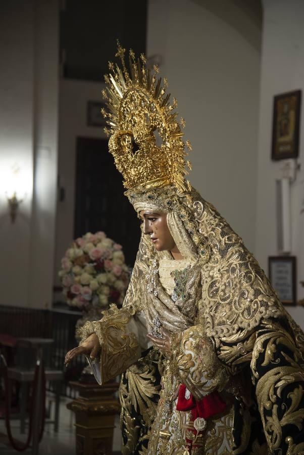 La Esperanza de Triana, en besamanos