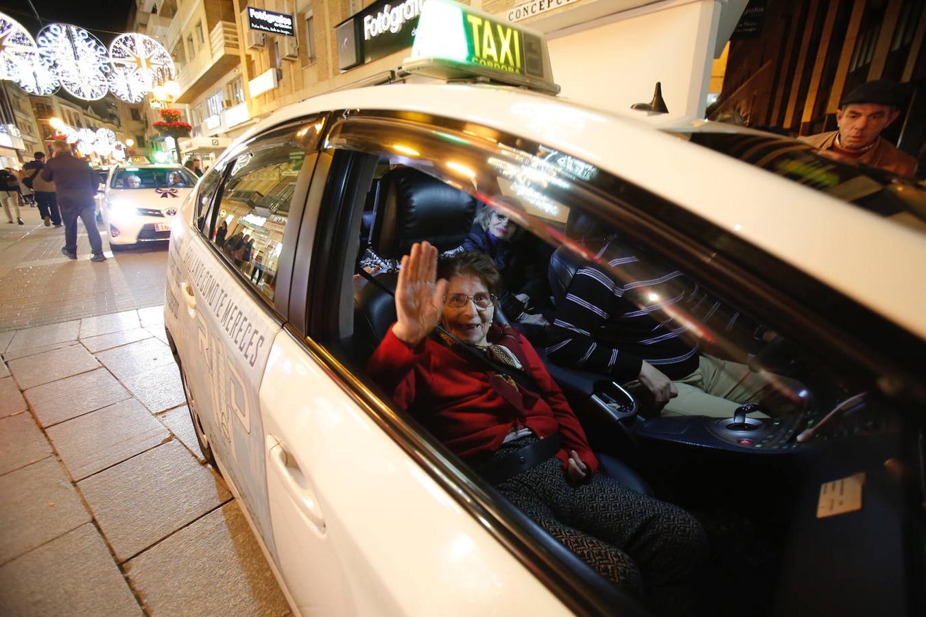 El paseo de la ilusión del taxi en Córdoba, en imágenes