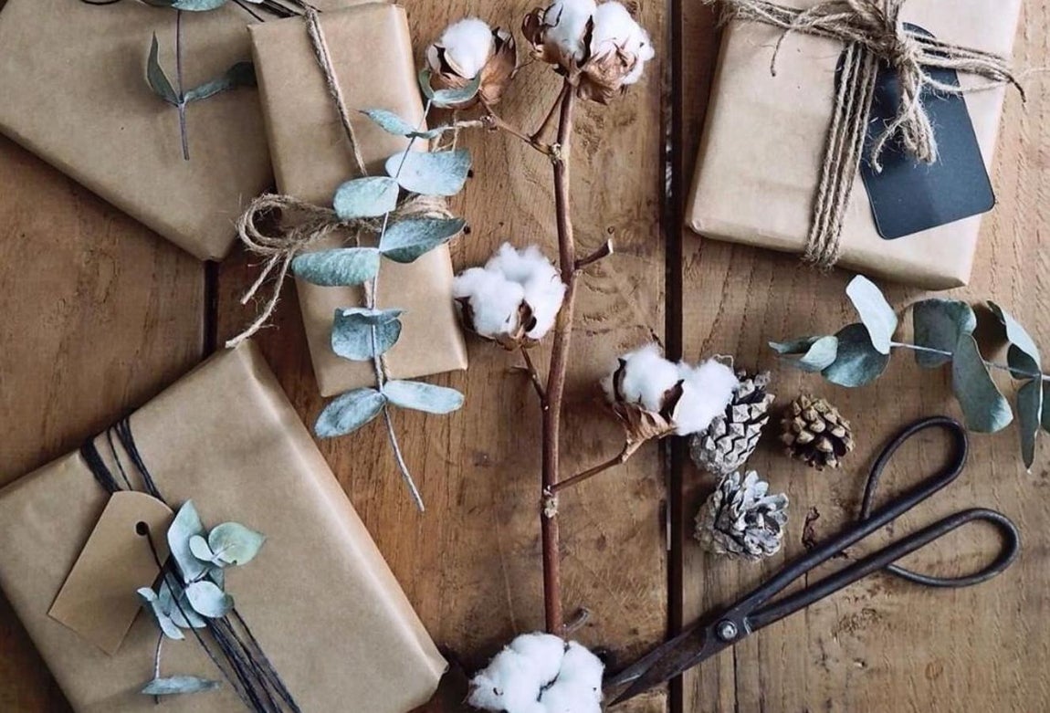 Algodón. Esta planta es tendencia. Se trata de una flor seca, voluminosa y con mucha textura que aporta calidez a cualquier rincón. En la mesa de Navidad su presencia impregnará el ambiente de naturalidad y sencillez