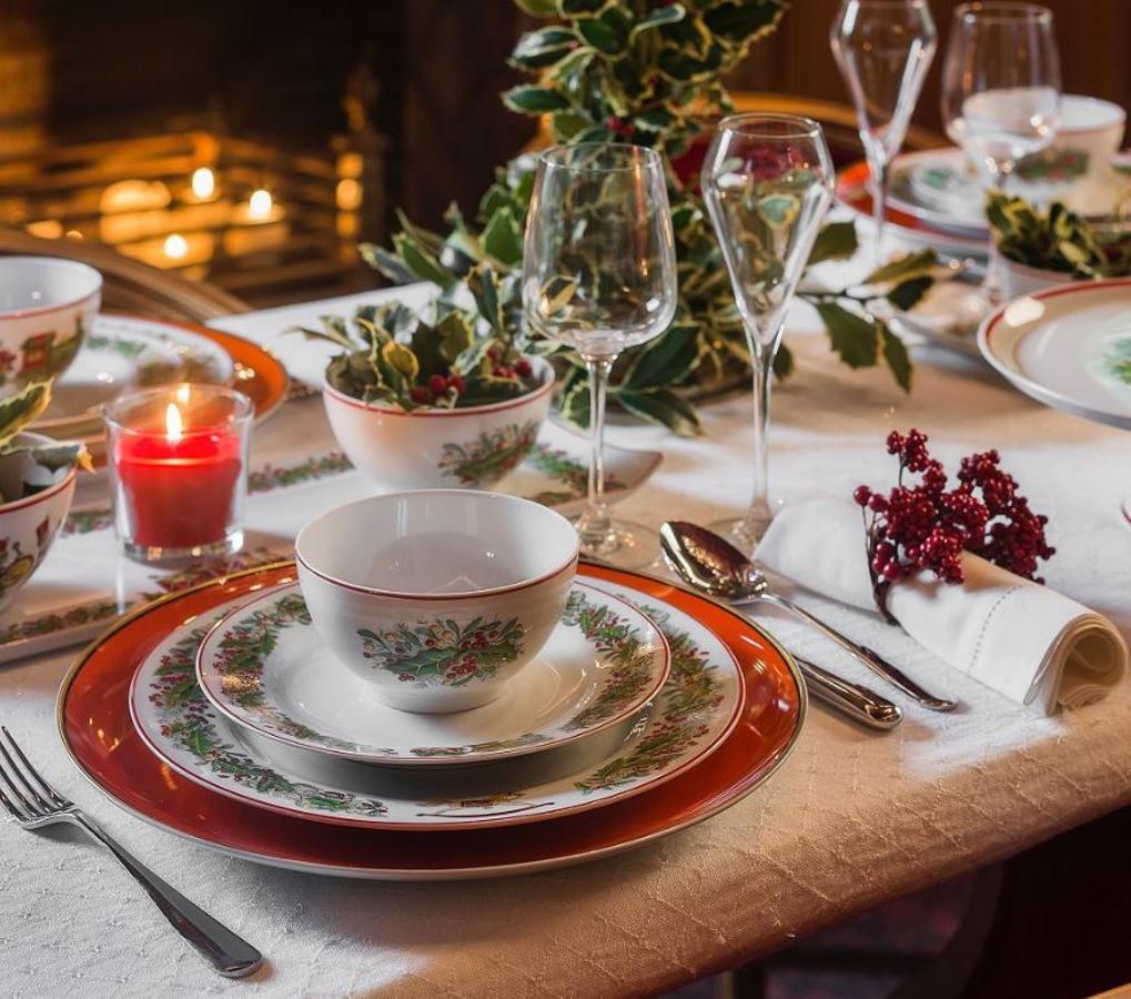 Ramillete en la servilleta. Da igual si es de acebo, de una flor especial para quien pone la mesa o de un vegetal que signifique algo para el invitado. Un ramillete de flores, secas o no, es un acierto sobre la servilleta