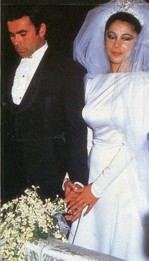 La boda que paralizó España. El 30 de abril de 1983, cuando la cantante tenía 27 años, se casó con el torero Francisco Rivera «Paquirri» en la basílica del Gran Poder. Le había conocido en una corrida en Jerez tres años antes