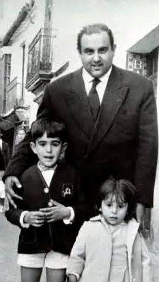 Con su padre y su hermano. Una de las primeras fotos de Isabel, con su hermano Bernardo y su padre, quien falleció de un cáncer a los 52 años mientras  apoyaba los primeros pasos de la carrera de su hija en Madrid
