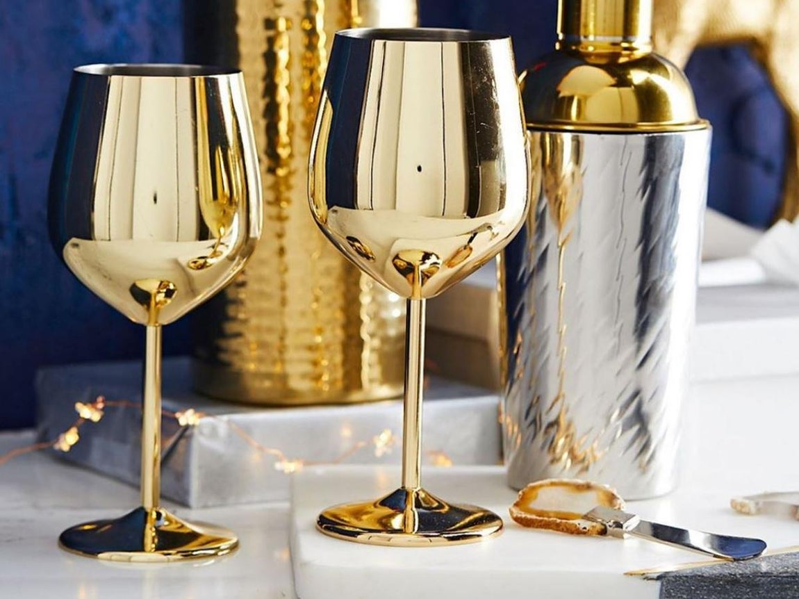 El dorado es tendencia. El dorado es tendencia esta Navidad en su versión más refinada y exclusiva. Los interioristas recomiendan combinarlo con blanco, tanto en el árbol como en el momento de estructurar la decoración navideña