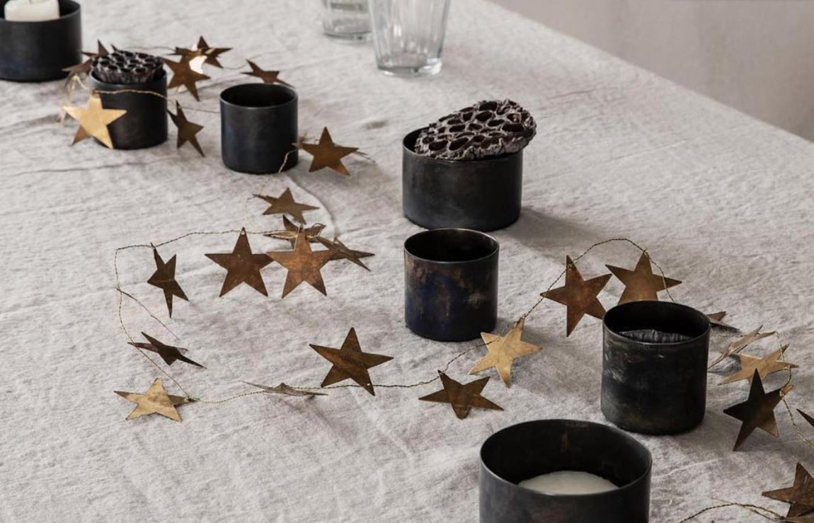 Velas bajas. La decoración sobria no es un error para quienes viven las fiestas de una manera más íntima. Sea como sea la decoración de la mesa de Navidad conviene poner una vela por cada invitado. Con ella se pueden enviar muchos mensajes (luz, olfato, inscripciones)