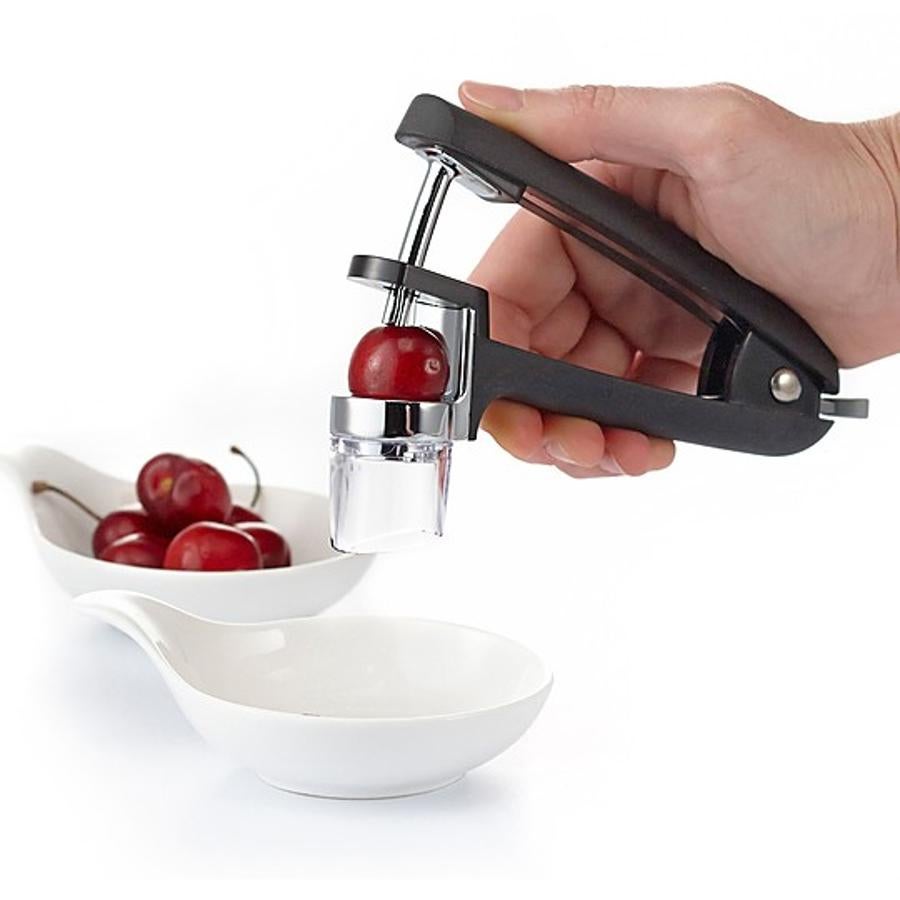 Deshuesador de cerezas y aceitunas. Quita el hueso a aceitunas y cerezas de forma limpia y rápida con este deshuesador de la prestigiosa firma OXO. 13,95 euros en Curiosite.