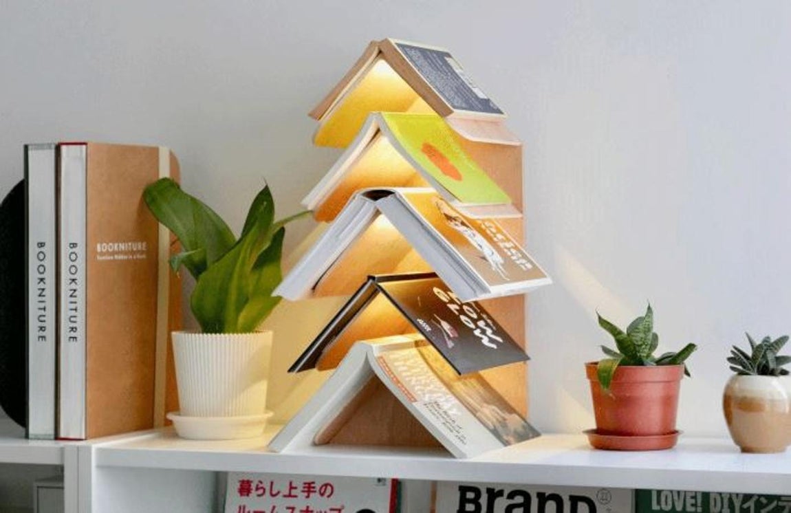 Estantería para libros. Una estantería hecha de madera con forma de árbol, donde los estantes también sirven de marca páginas de acceso rápido. Además cada estante tiene una luz LED blanca, para iluminar la estancia y crear una ambiente cálido allí donde se coloque. 69 euros en El regalador.