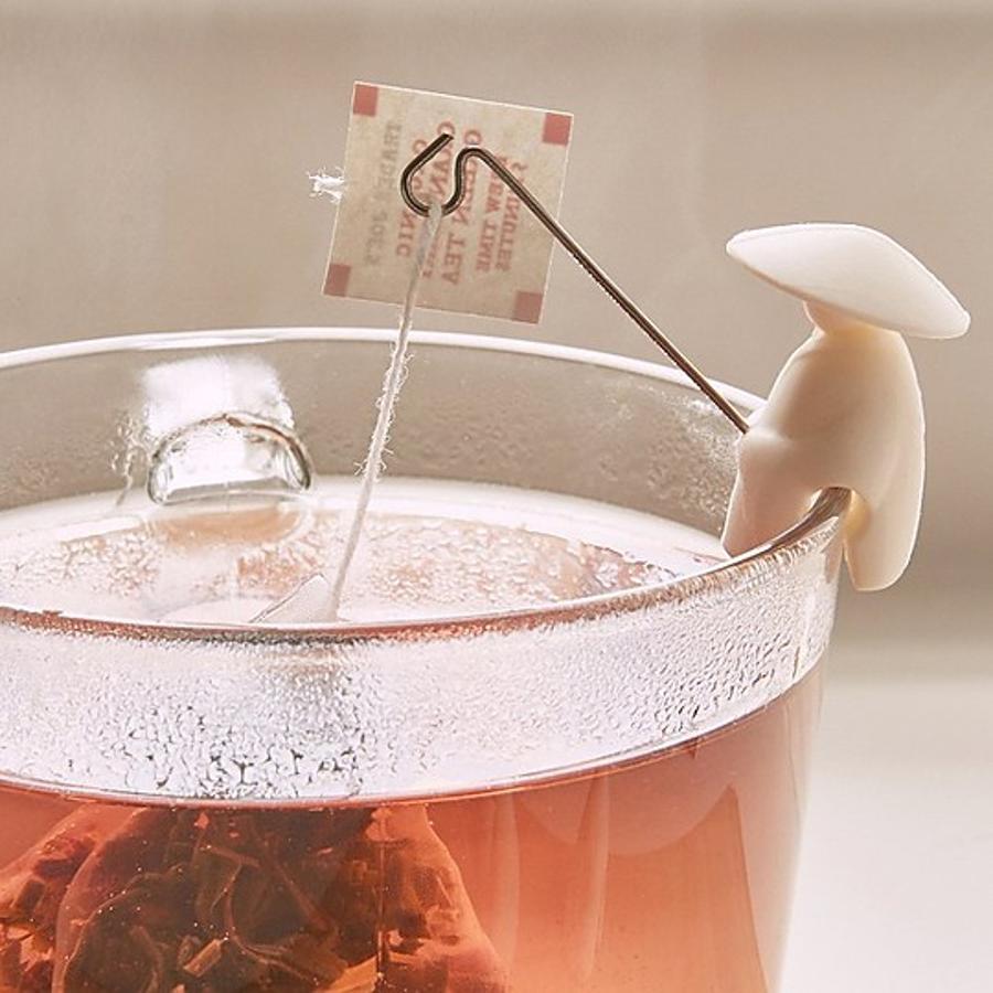 Soporte para el te. Set de cuatro pescadores chinos se encargarán de sostener tus bolsitas de té y de sacarlas cuando la infusión esté lista. 15 euros en El regalador.