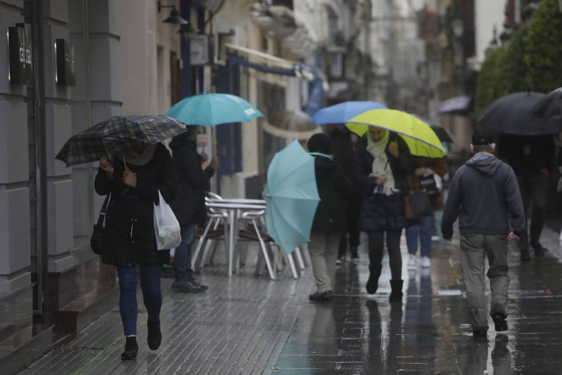 FOTOS: Tormentas y viento fuerte en Cádiz por la llegada de Elsa