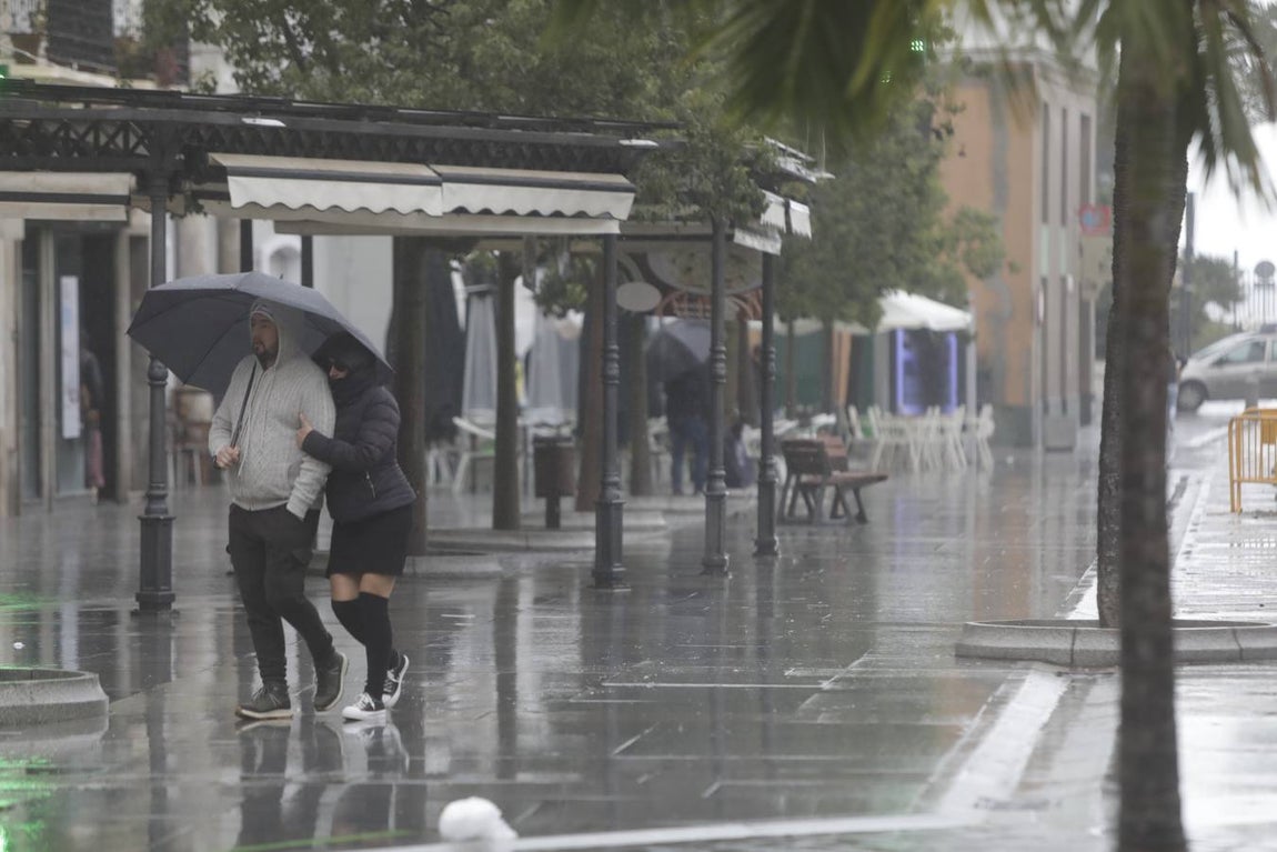 FOTOS: Tormentas y viento fuerte en Cádiz por la llegada de Elsa