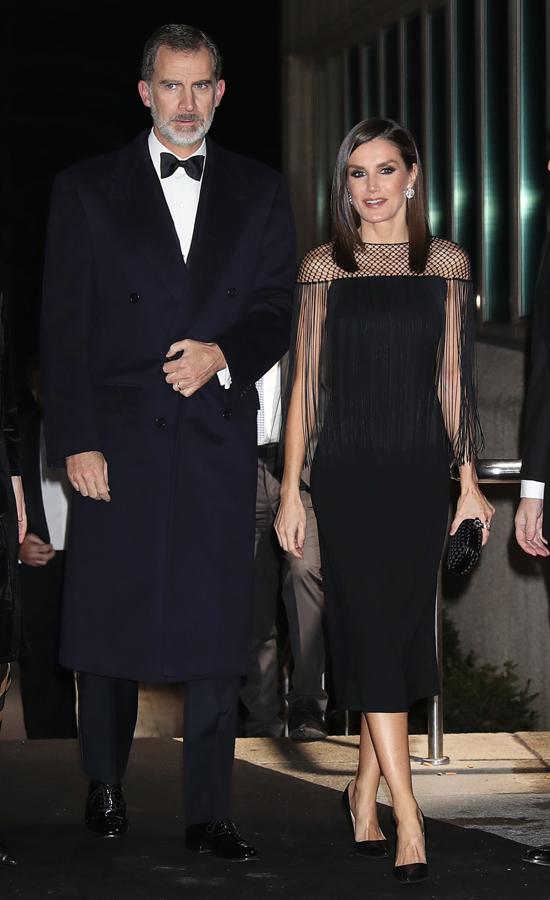 Uno de los vestidos más destacados de la Reina Letizia en 2019 fue el que lució para la 99ª edición de los Premios Internacionales de Periodismo de ABC Mariano de Cavia, Luca de Tena y Mingote. Apostó por la sofisticación con un original vestido de cóctel negro de largo midi con flecos cayendo del pecho y una tela tipo red en el escote y los hombros. Unos salones de piel de serpiente de Manolo Blahnik y su inseparable anillo de Karen Hallam, regalo de sus hijas, terminaron de completar este perfecto estilismo.. 