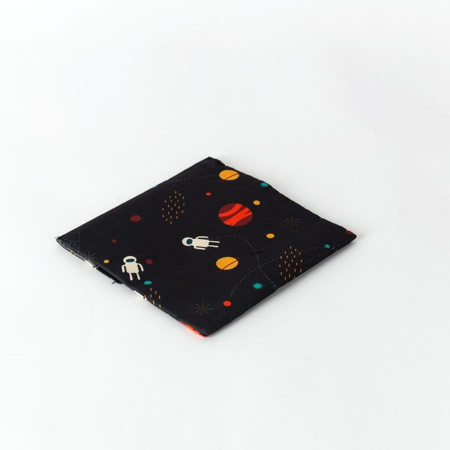 Bolsa reutilizable. Encuentra en este envoltorio reutilizable la alternativa perfecta para envolver tus sandwiches y otros snacks sin usar plástico ni aluminio. Lávalo después de usarlo con un paño húmedo, déjalo secar y reutilízalo las veces que quieras. No apto para microondas, congelador, horno o lavavajillas. 6,90 euros en Natura.