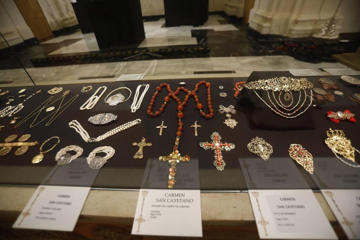 La exposición del ajuar de las Vírgenes de gloria de Córdoba, en imágenes